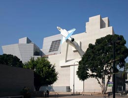 Фрэнк Гери. Frank Gehry: Air and Space exhibit building (Здание аэро-космического павильона Калифорнийского университета Науки и Промышленности), California Museum of Science and Industry, Los Angeles, California, USA, 1982-1984