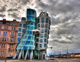 Фрэнк Гери. Frank Gehry: Dancing House "Fred and Ginger"(«Танцующий дом» - «Джинжер и Фрэд» в Праге), Prague, Czech Republic, 1995