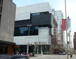 Заха Хадид. Zaha Hadid Architects: Lois and Richard Rosenthal Museum of Contemporary Art, Cincinnati, Ohio, USA (Центр современного искусства Розенталя в Цинциннати, Огайо, США), 1997—2003