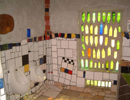 Фриденсрайх Хундертвассер. Friedensreich Hundertwasser: Общественный туалет в г. Кавакава
