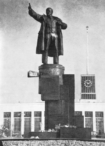 В. А. Щуко, М.  Г. Манизер. Памятник В. И. Ленину у Финляндского вокзала в Ленинграде. 1926