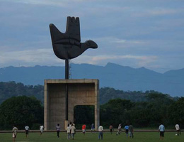 Le Corbusier. Ле Корбюзье. Open Hend Monument. Памятник «Открытая рука» Чандигарх (Chandigarh), Пенджаб, Индия