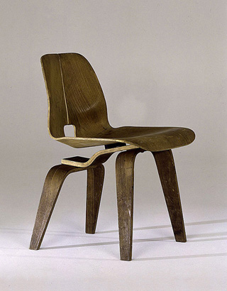 Charles & Ray Eames. Чарльз и Рэй Эймс. Eames Lounge Chair Wood (LCW). 1940. Создан Эймс совместно с Ееро Саариненом (Eero Saarinen)