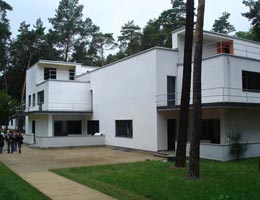 Walter Gropius. Вальтер Гропиус: Meisterhäuser (Wohnhäuser der Bauhaus-Lehrer), Bauhaus Dessau, 1925—1926