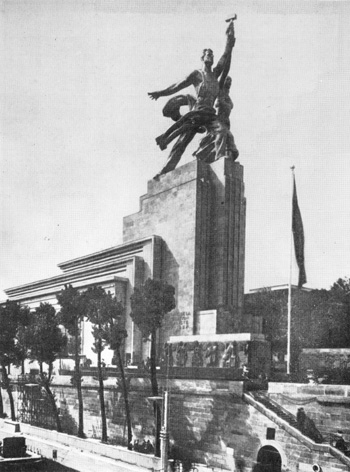 Б. М. Иофан. Скульптор В. И. Мухина. Павильон СССР на Международной выставке в Париже. 1937