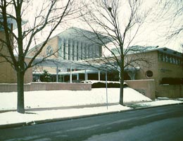 Erich Mendelsohn. Эрих Мендельсон: Синагога B’Nai Amoona, в настоящее время Центр креативных искусств, Юниверсити Сити, Миссури. Synagogue B'Nai Amoona, now Center of Creative Arts, University City, Missouri (1946—1950)