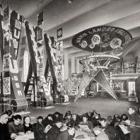 Эль Лисицкий. Оформление вводного зала советского павильона на международной выставке «Пресса» в Кёльне. 1928.