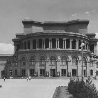 Здание театра оперы и балета им. Спендиарова в Ереване