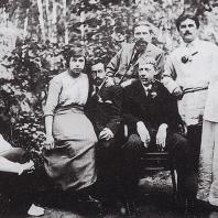 В центре (с трубкой) - Владимир Татлин. Позади него - Иван Клюн справа - Малевич и его вторая жена София Рафалович ок. 1915